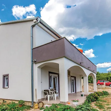 2 Bedroom Awesome In Grižane