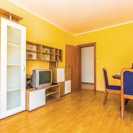 2 Bedroom Awesome In アパート Grižane