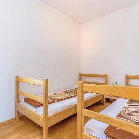 Appartement 2 Bedroom Awesome In Grižane