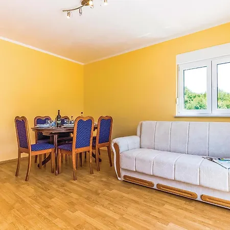 2 Bedroom Awesome In Grižane