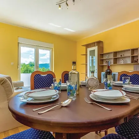 2 Bedroom Awesome In Appartement Grižane
