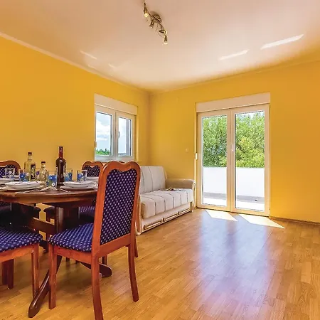 2 Bedroom Awesome In Grižane
