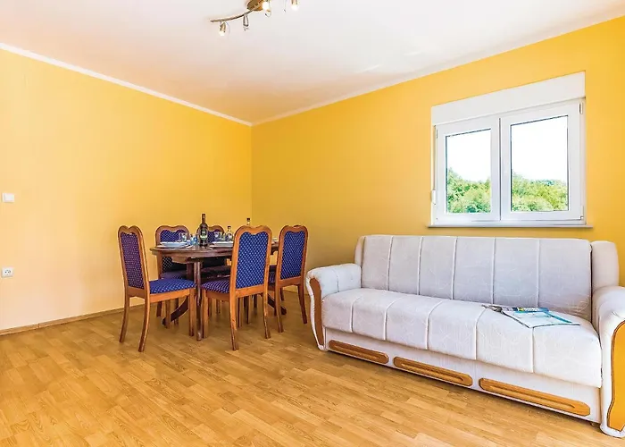 2 Bedroom Awesome In Grižane