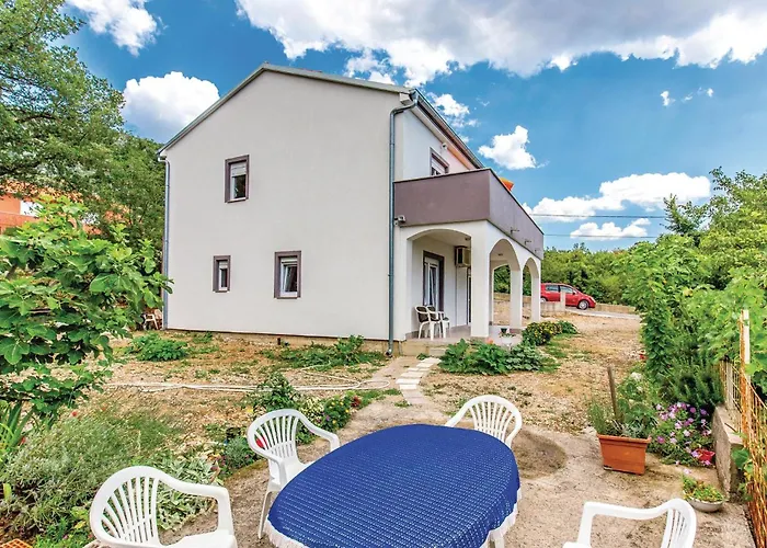 2 Bedroom Awesome In Διαμέρισμα Grižane