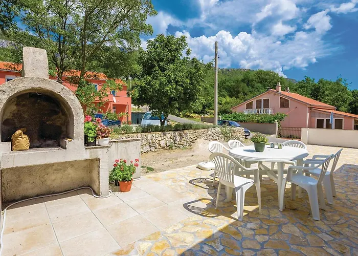 2 Bedroom Awesome In Διαμέρισμα Grižane
