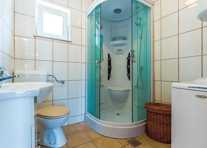 2 Bedroom Awesome In Grižane