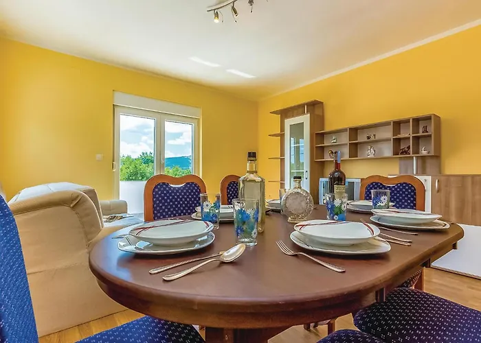 2 Bedroom Awesome In Διαμέρισμα Grižane