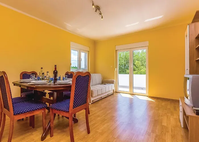 2 Bedroom Awesome In Grižane