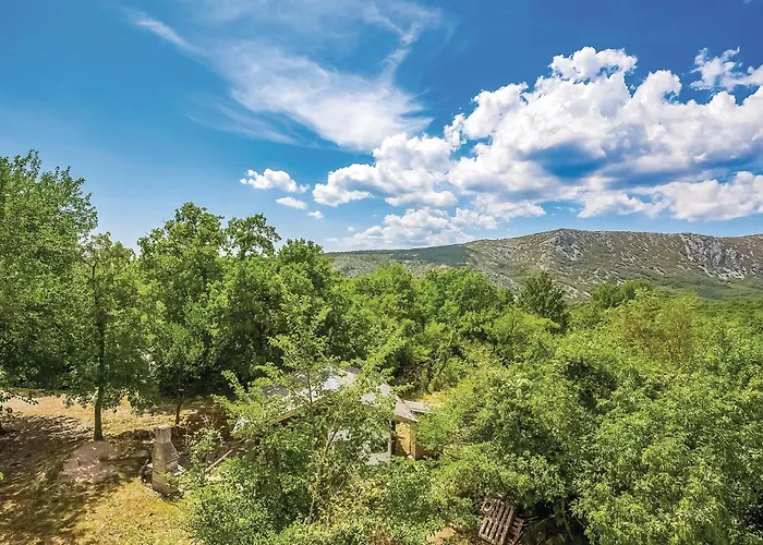 2 Bedroom Awesome In Grižane