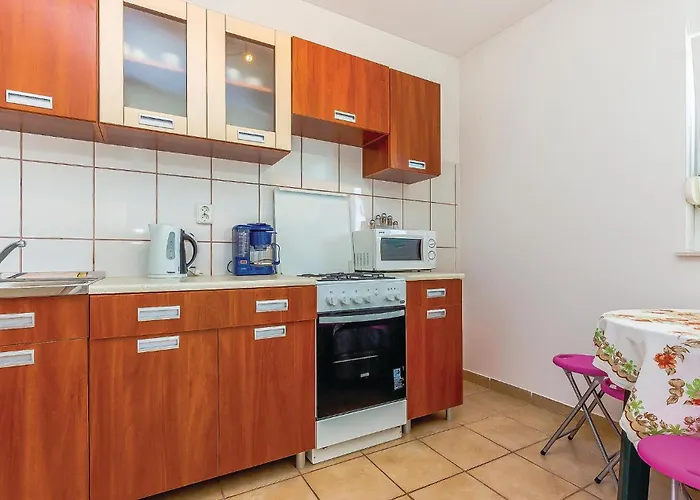 2 Bedroom Awesome In Grižane