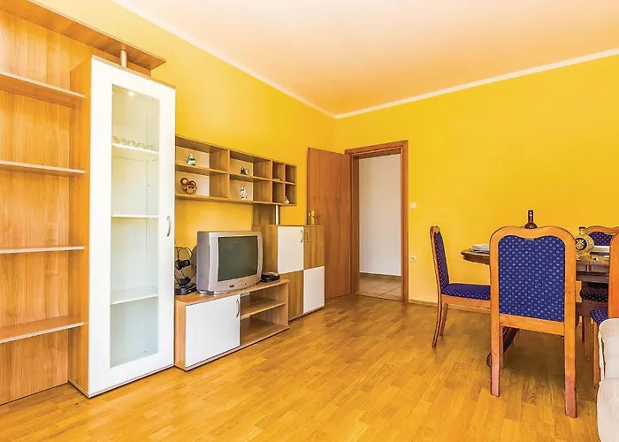 2 Bedroom Awesome In Διαμέρισμα Grižane
