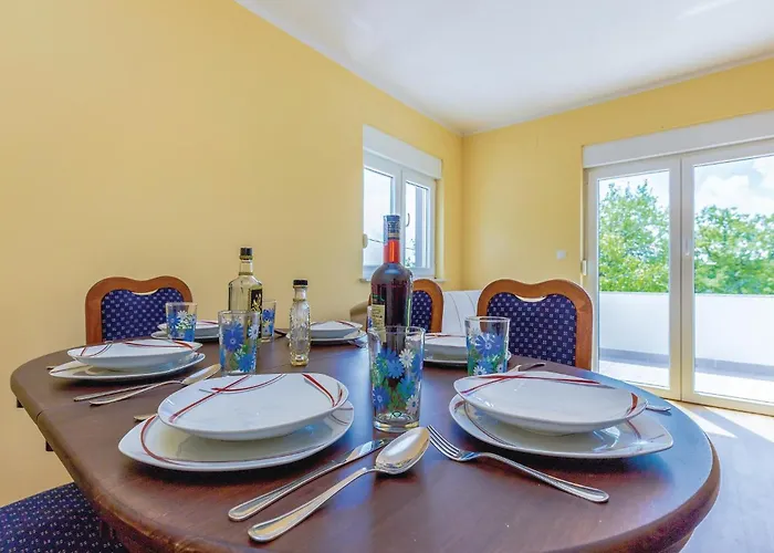 2 Bedroom Awesome In Διαμέρισμα Grižane